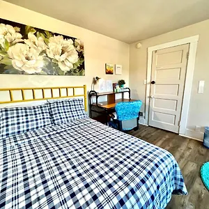  Homestay Airport Cozy Stay: Shared Comfort, Prime Location United States
